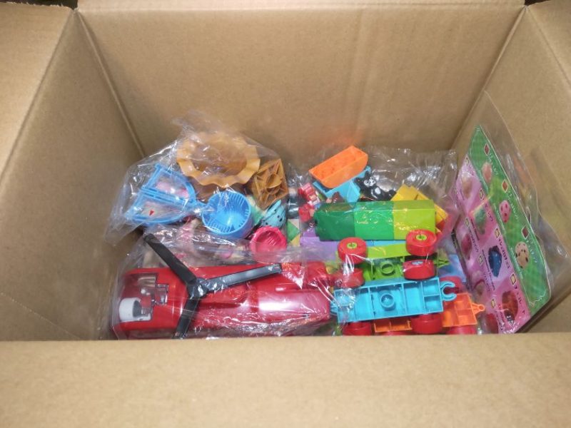 おもちゃを梱包